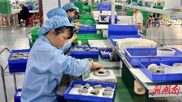 一企业用小小化妆刷“破圈” 湖南日报冰球突破豪华版app从沿海到内陆炎陵(图1)