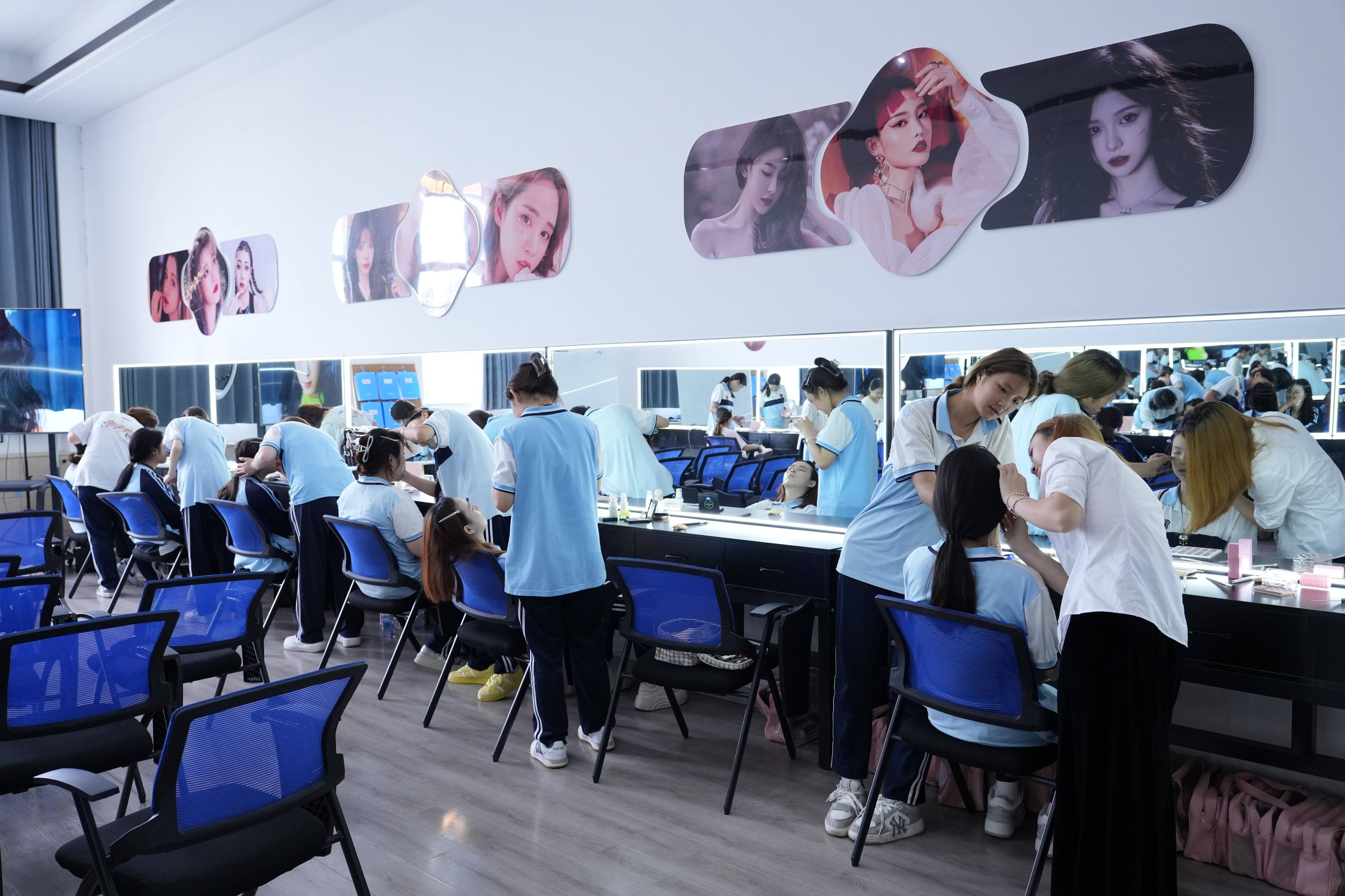 学校推荐：福建省新东方技工学校冰球突破平台有实力的形象设计